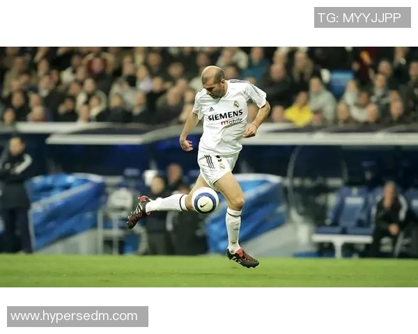 足球巨星脚下技艺揭秘：如何在赛场上创造不可思议的控球与传球技巧