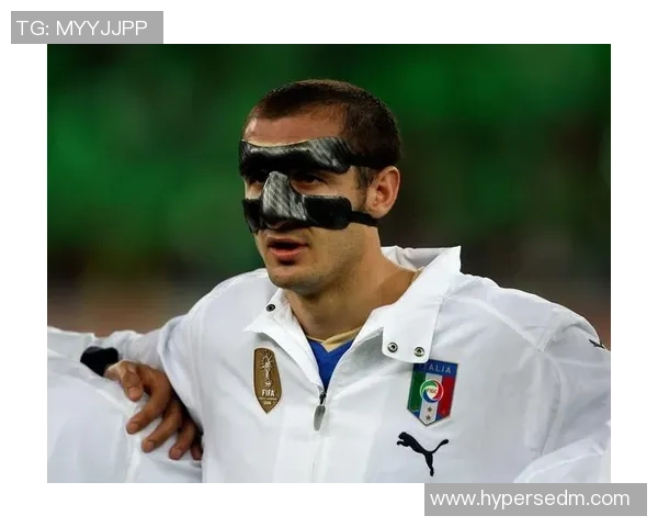 足球明星佩戴创意庆祝面具引爆球场激情与全球粉丝热烈讨论